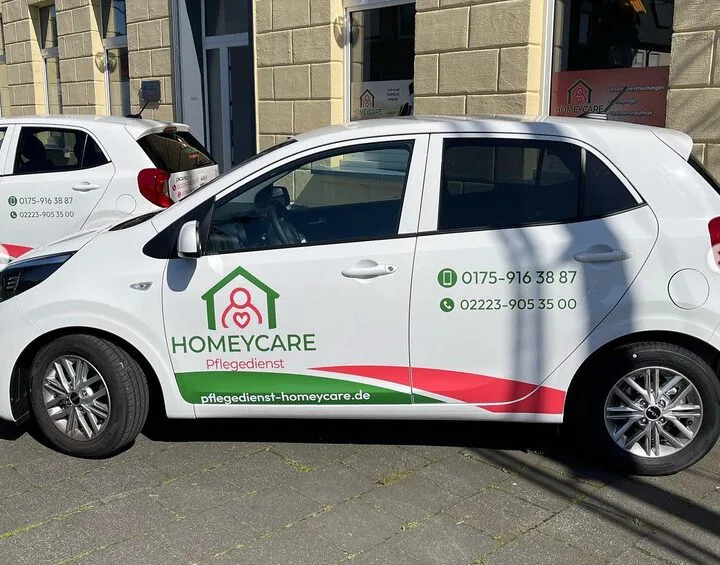 Heckansicht mit Telefonnummer, Internetadresse und QR-Code