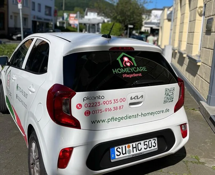 Beschrifteter Kleinwagen des Pflegedienstes Homeycare