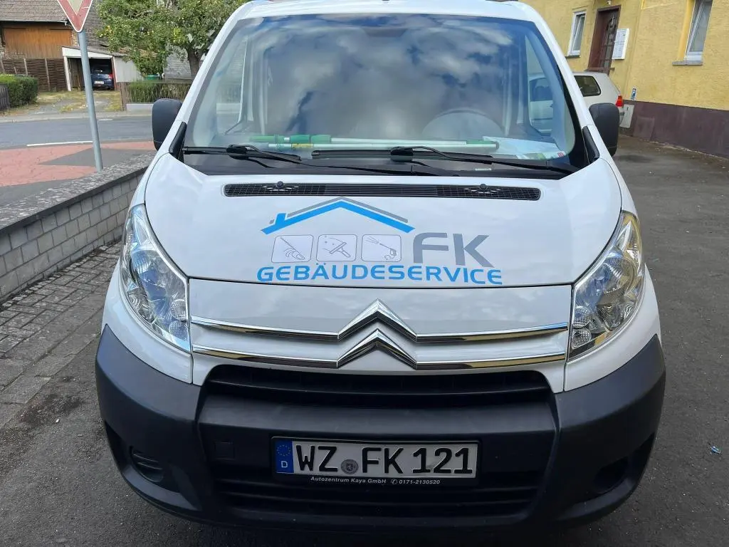 Motorhaube mit Firmenlogo in der Frontansicht