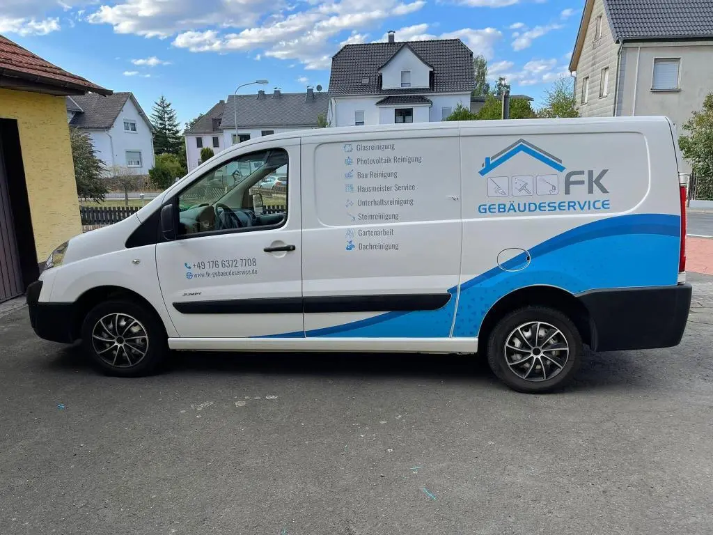 Transporter von FK Gebäudeservice mit Teilfolierung