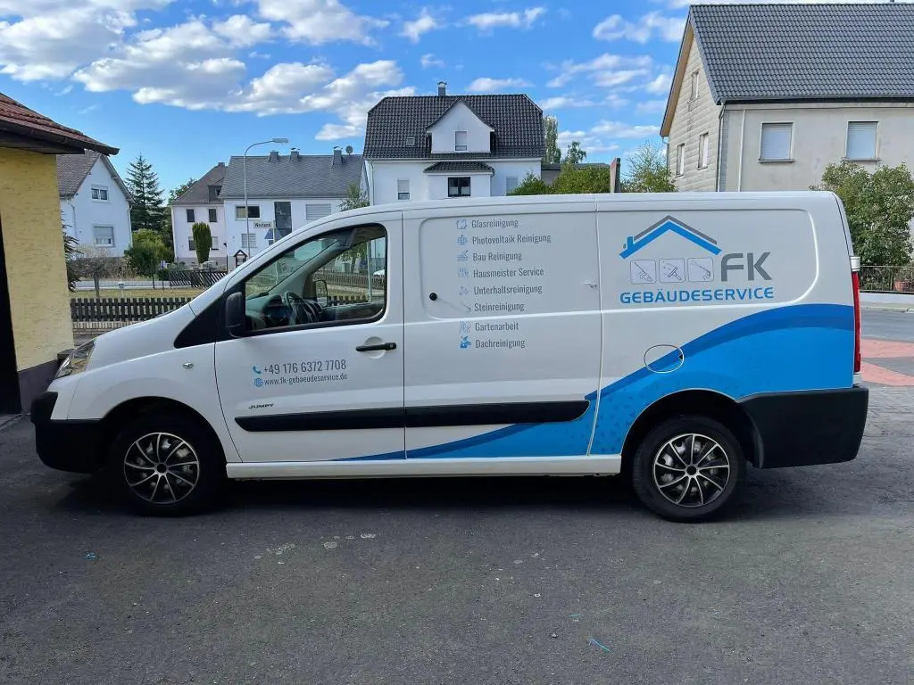 Transporter mit Leistungs&uuml;bersicht auf der Schiebet&uuml;r