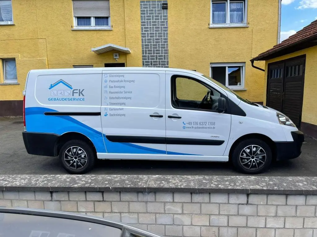 Fahrzeugbeschriftung mit Logo und Kontaktdaten auf der Fahrerseite