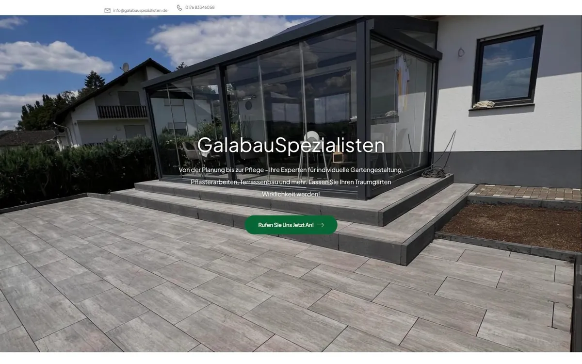 Startseite von galabauspezialisten.de mit Kontaktleiste, Terrasse aus Großformatplatten und grünem Anrufbutton