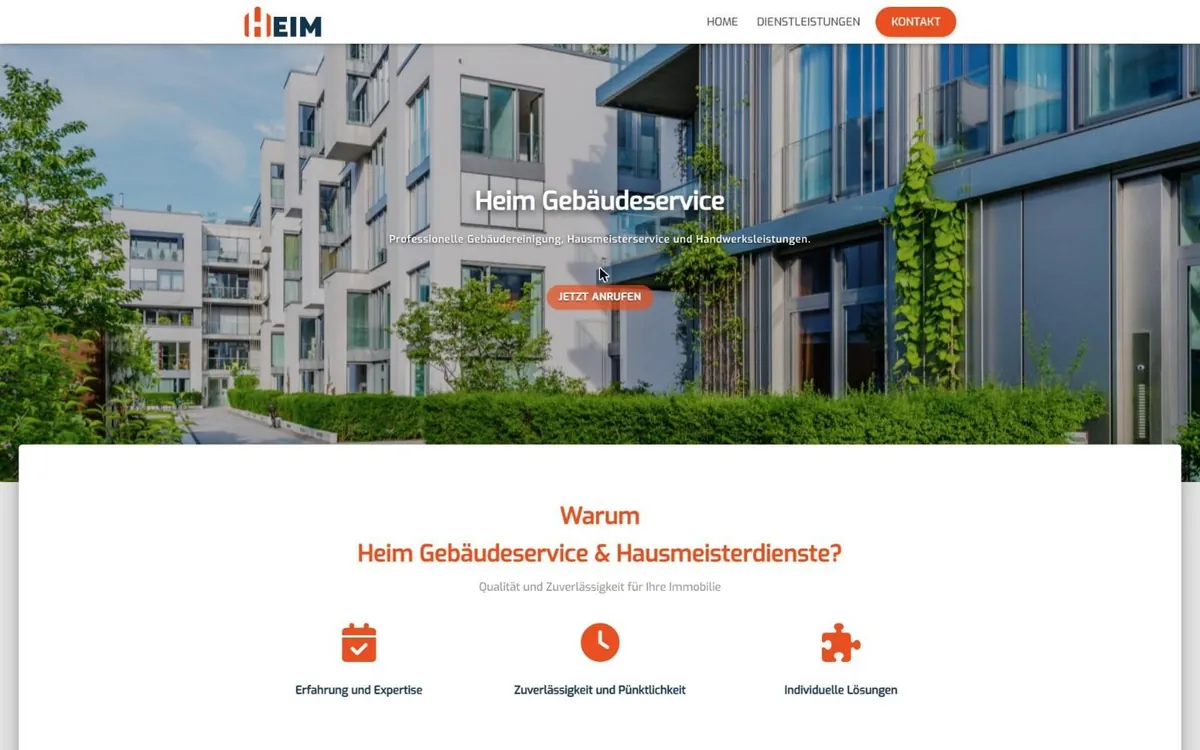 Startseite von heim-gebaeudeservice.de mit Foto einer begrünten Wohnanlage und orangem Button Jetzt anrufen