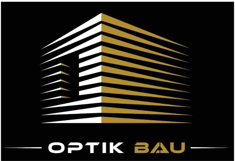 Logo von Optik Bau: Gebäude aus weißen und goldenen Streifen über dem Schriftzug auf Schwarz