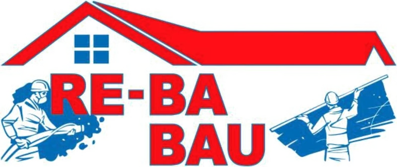 Logo von Re-Ba Bau: rotes Hausdach mit blauem Fenster, rote Schrift RE-BA BAU und zwei blaue Handwerkerfiguren