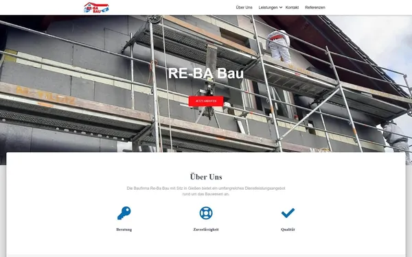 Startseite von re-ba-bau.de mit Gerüst vor einer Dämmfassade, rotem Anfrage-Button und Über-uns-Symbolen