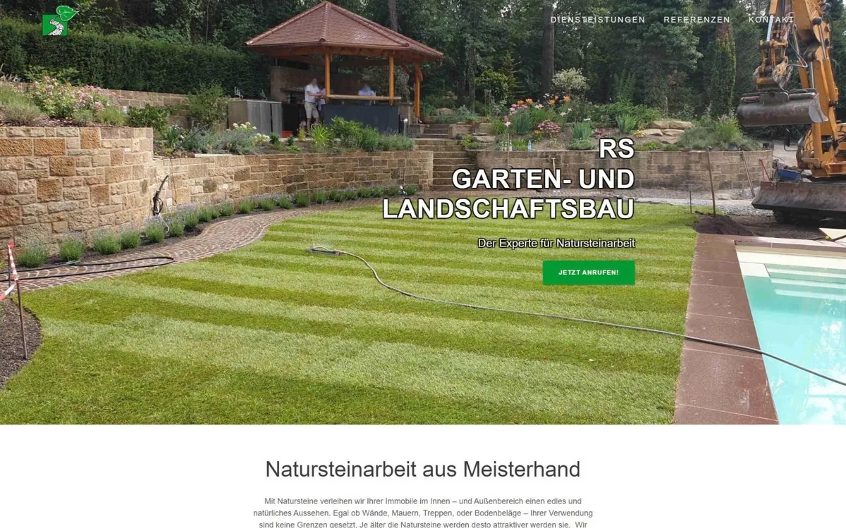 Startseite von gartenbau-rs.de mit Natursteinmauer, gestreiftem Rasen, Pool, Bagger und grünem Anruf-Button